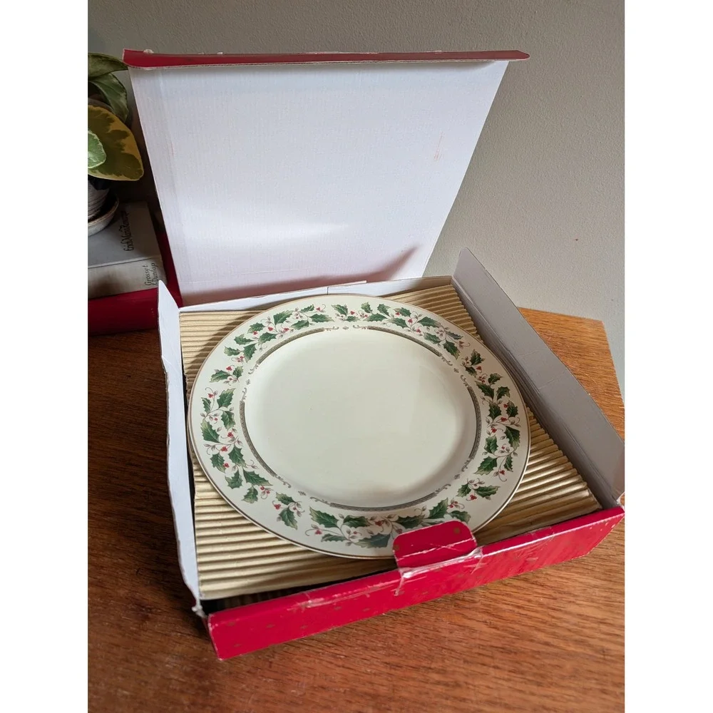 Vtg in Box Royal Limited Holly Holiday Dinner Plates Set of 4 Made in Japan 1997
